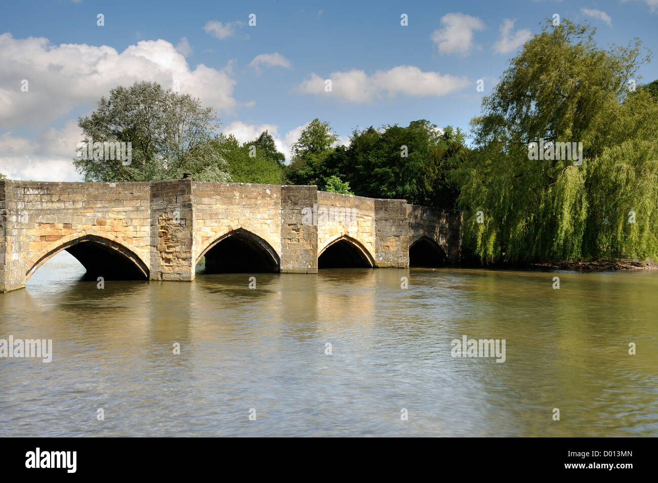 Die alte Brücke, die den Fluss Wye in Bakewell, Derbyshire, UK überquert. Stockfoto