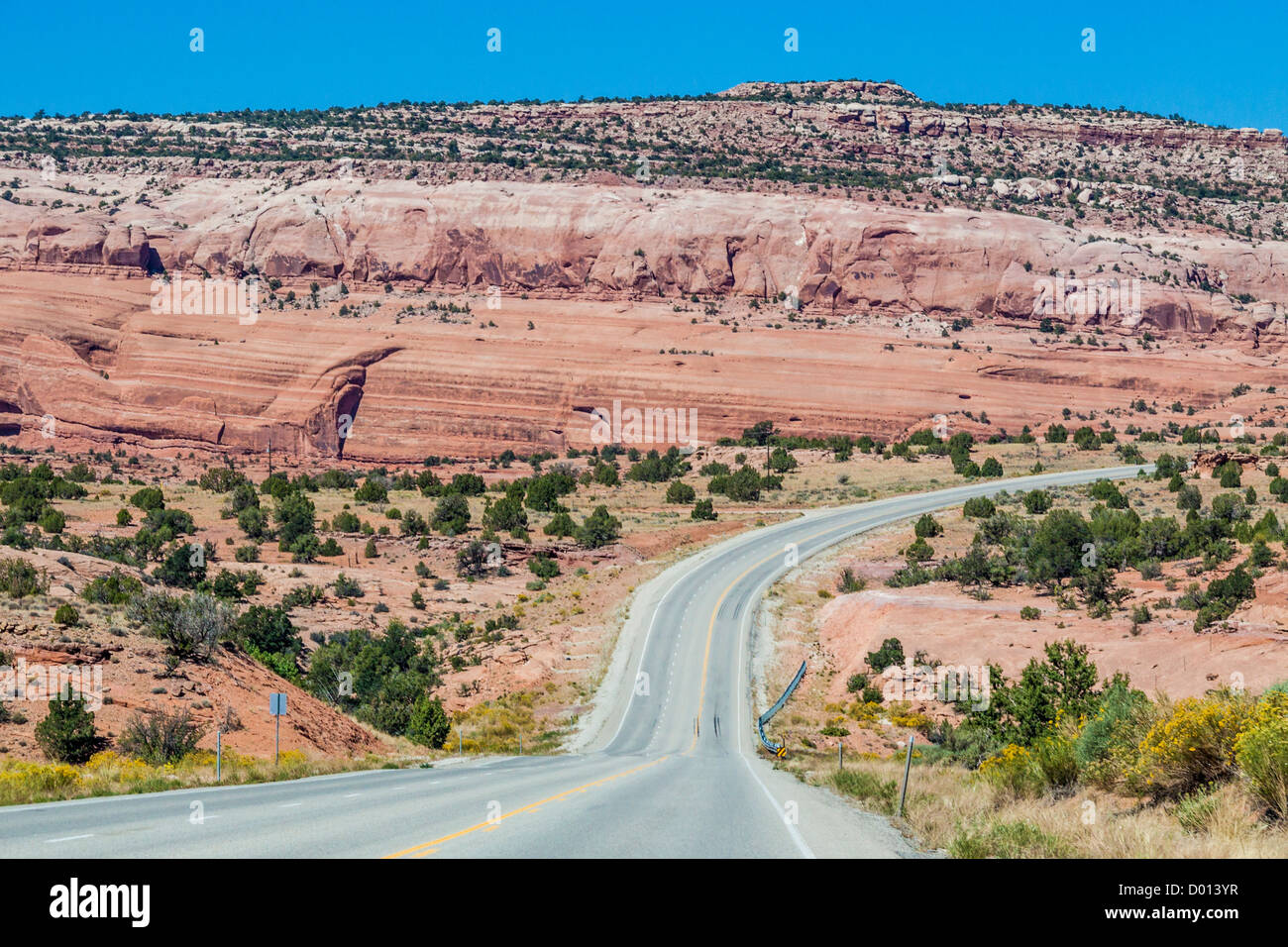 US 191 malerische Autobahn südlich von Moab, Utah, bekannt für bunte Sandstein Felsformationen. Stockfoto