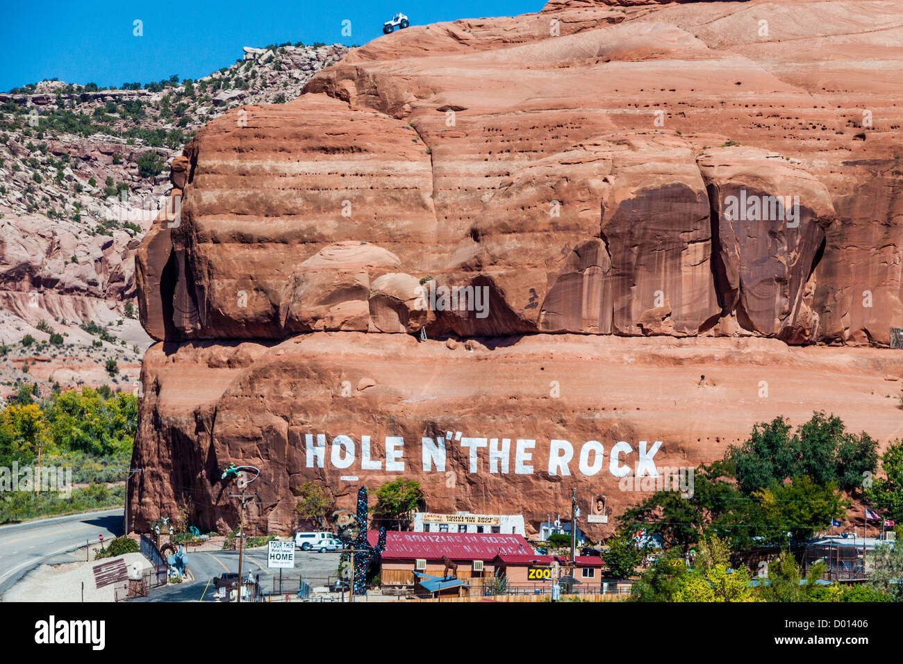 'Hole in the Rock' Touristenstopp auf der landschaftlich schönen US 191 Autobahn in Utah - mit Heim- und Touristenstopp in den Fels gebaut. Stockfoto