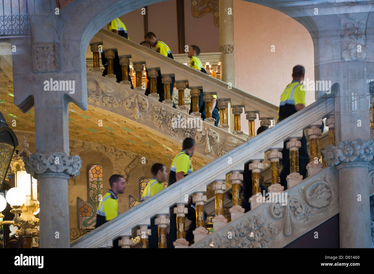 Polizei schwärmen die Treppe hinauf in einen Schreck am Palast der katalanischen Musik, Barcelona Stockfoto