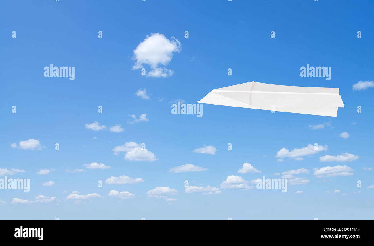 Papier Flugzeug und blauen Himmelshintergrund Stockfoto