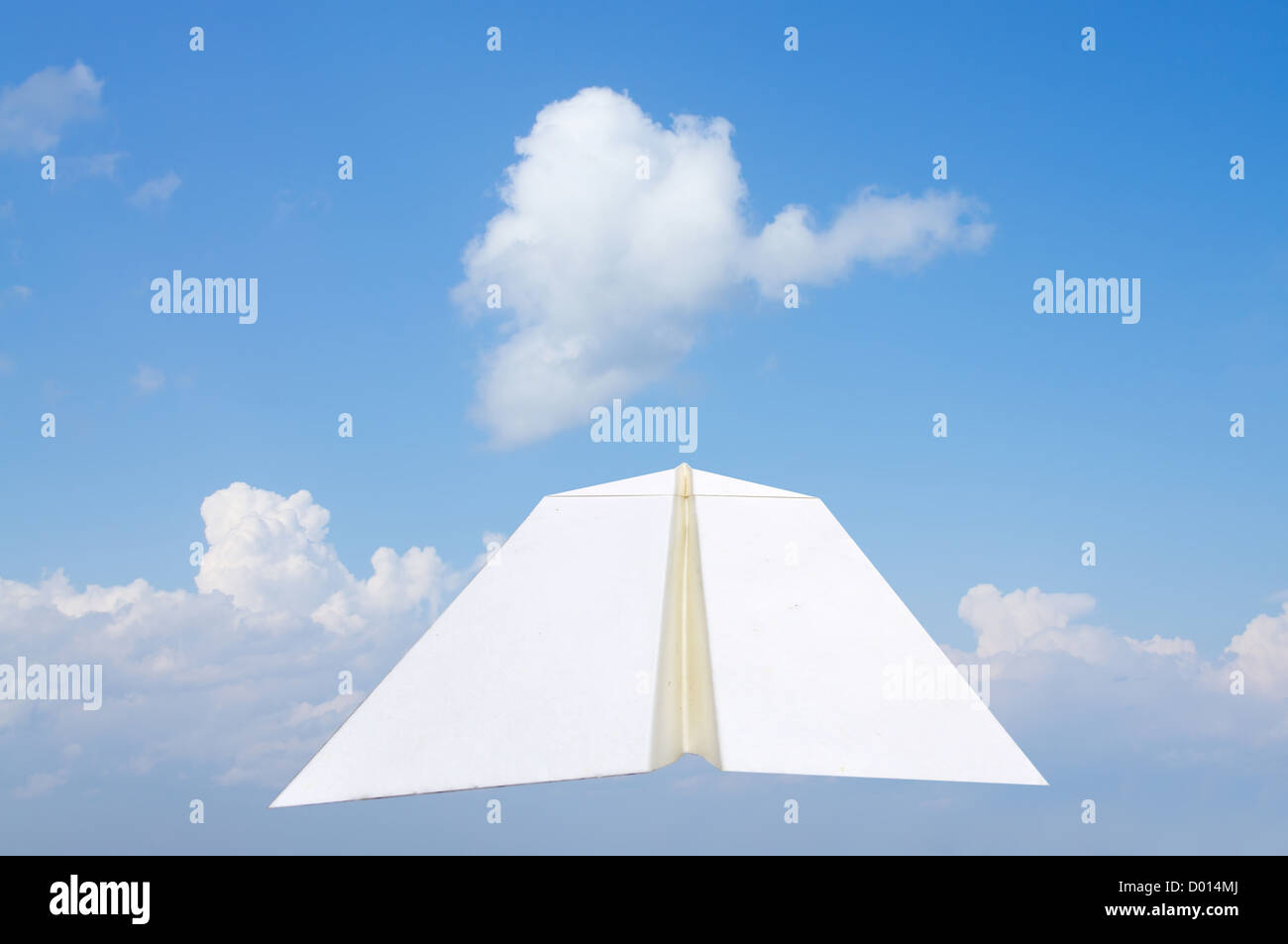 Papier Flugzeug und blauen Himmelshintergrund Stockfoto