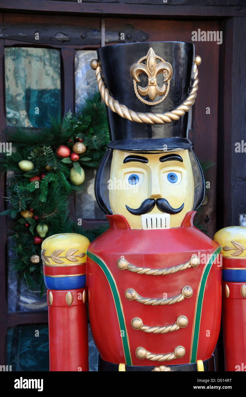 Nussknacker Spielzeugsoldat, Weihnachtsshop, Henley Street, Stratford-upon-Avon, Warwickshire, England, UK Stockfoto