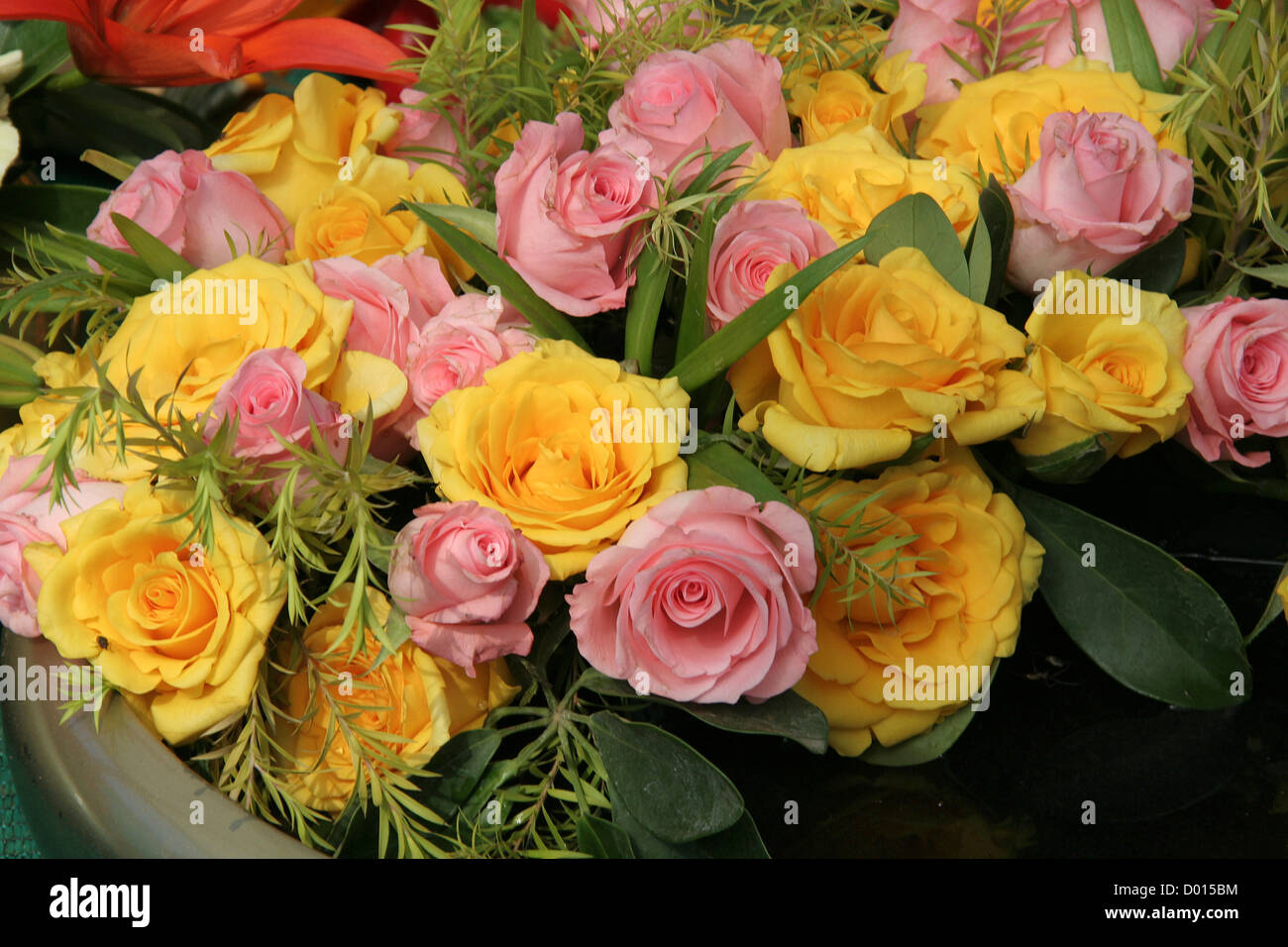 Schöne rosa und gelben Rosenstrauss Stockfoto