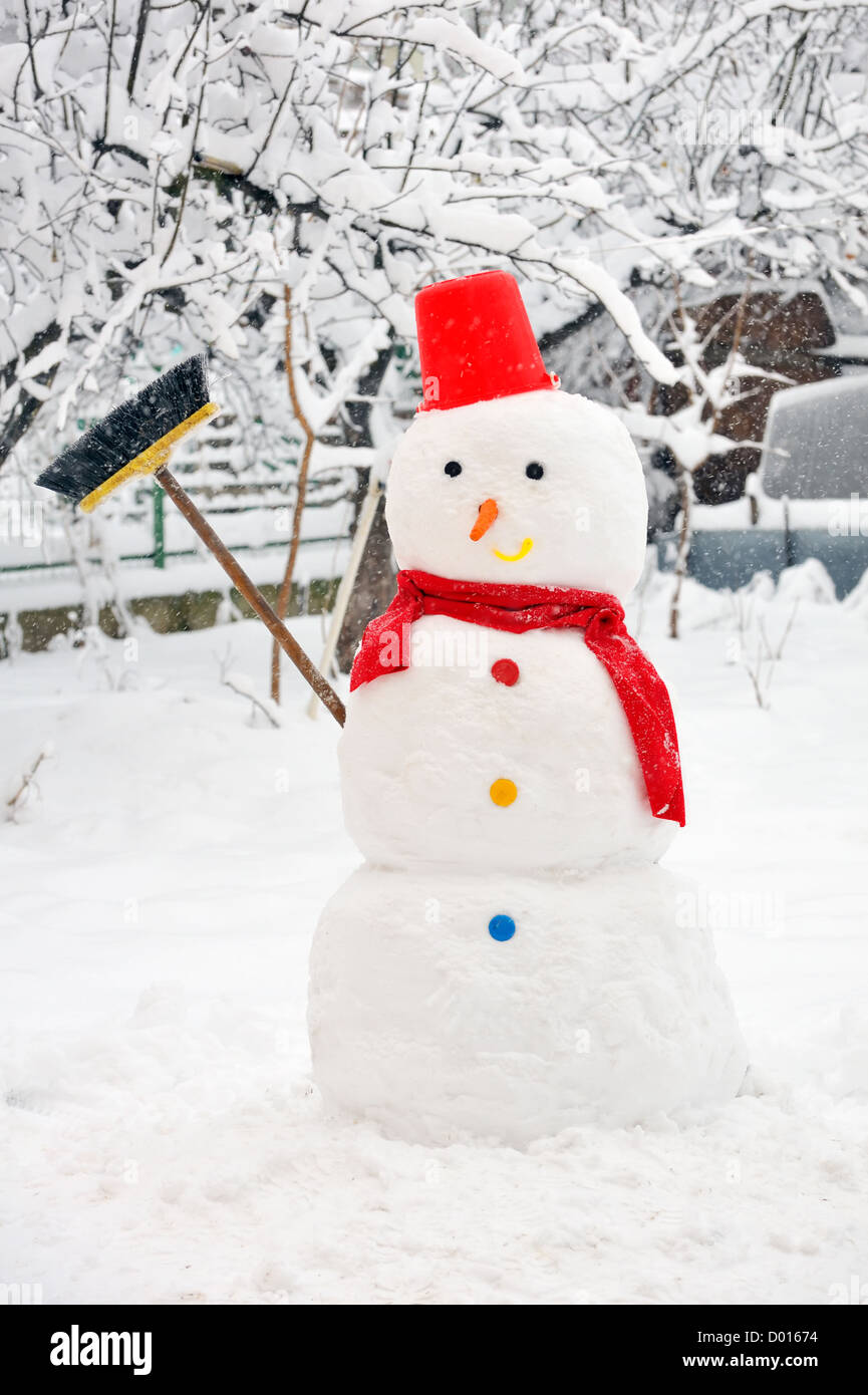 Schneemann auf verschneiten Garten Stockfoto