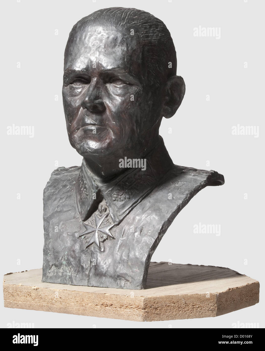 GFM Werner von Blomberg (1878 - 1946) - eine Bronzebüste, des Oberkommandos der Wehrmacht. Bronze mit schwarz-brauner Patina, nicht signiert, das rechte Ohr beschädigt. Von Blomberg in Uniform mit den Schulterbrettern als Generalfeldmarschall und dem Pour-le-mérite am Hals. Höhe 51 cm. Seltene Büste des ersten Generalfeldmarschalls des Dritten Reiches. Bereits 1933 wurde von Blomberg von Reichspräsident von Hindenburg zum Oberbefehlshaber der Reichswehr ernannt, 1935 von Hitler zum Oberbefehlshaber der Wehrmacht und 1936 G. Stockfoto
