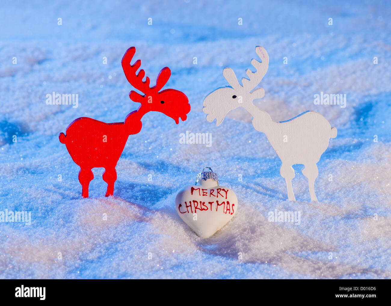 Rentiere in der Liebe. Frohe Weihnachtsdekorationen auf Schnee. Stockfoto