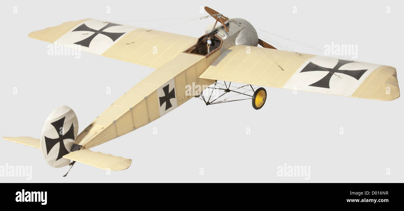 Fokker E.III 'Eindecker', EIN feines Flugmodell von Fokker E.III 'Eindecker' No.41915. Der mit feinstoffbeschlagene Holzrahmen, der in hellgelber Creme mit nationalen Markierungen der Zeit fertig ist, mit drahtverdrahteten Hauptflugzeugen, das Arbeitsruder und der Aufzug mit Steuerdrähten und Servos, ausgestattet mit einem Einzylinder-Glühkerzenmotor, der einen Zweiblatt-Motor 51 cm antreibt Holzpropeller, Motorverkleidung und vorwärtsgerundeter Rumpf aus Motor-gedrehtem Aluminium mit guten Cockpit-Details einschließlich Steuersäule, Ruderpedalen, Manometer und Pilotensitz, die obere FO, Zusatzrechte-Abstände-nicht vorhanden Stockfoto