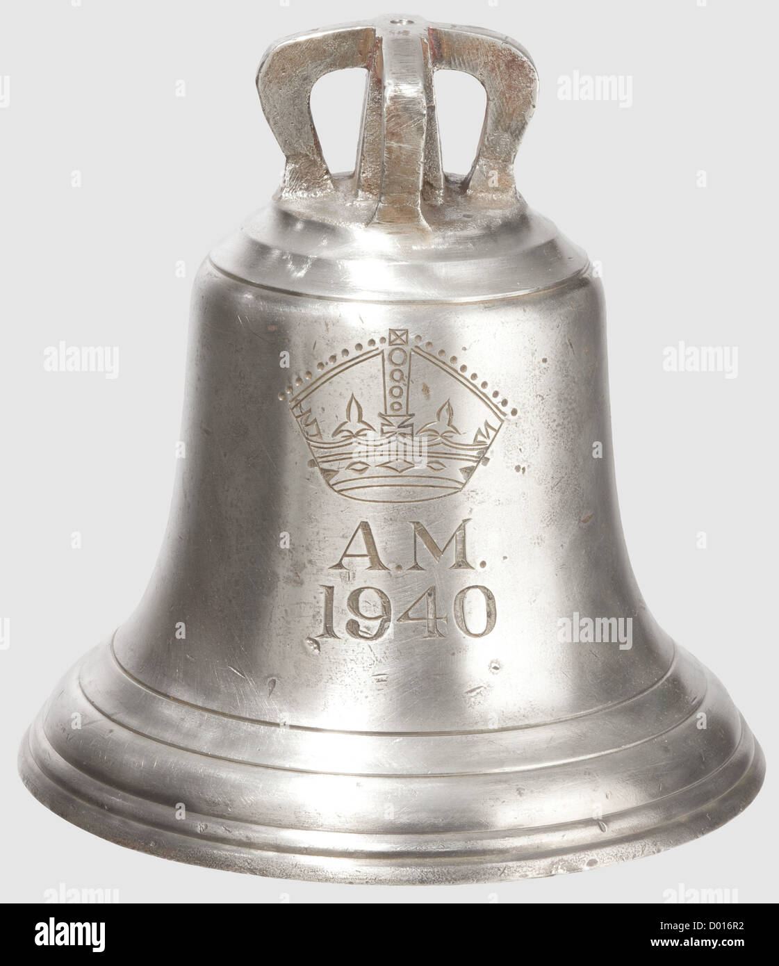 Eine Glocke des „Scramble“, 1940. Eine frühe Weltkrieg zwei Royal Air Force 'Scramble' Glocke, nach dem Air Ministry Muster 27 cm. Durchm. In heller Legierung gegossen und mit der King George VI Krone und A.M. graviert 1940 Chiffre, die Innenfläche mit vielen 'Strike' Markierungen, Klapper fehlt, die Außenfläche gereinigt, die Innenfläche in wie gefunden Zustand. Ein bemerkenswerter 'Fund' aus einem englischen Schrottplatz eines historischen 'Battle-of-Britain' Periode Memento,27 cm hoch,historisch,historisch,1930er,20th century,Objekt,Objekte,Stills,Clipping,Ausschnitte,Ausschnitte,Ausschnitte,c,Additional-Rights-Clearences-nicht verfügbar Stockfoto