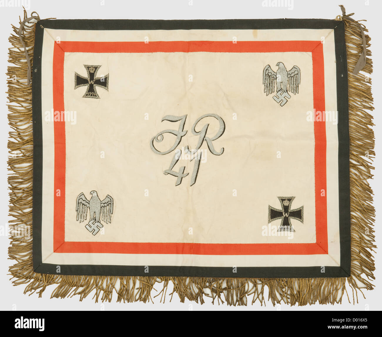 Ein clarion Banner des Infanterie-Regiments 41, weißes Seidentuch mit schwarz/weiß/rot geripptem Seidenbesatz und Goldfransen auf drei Seiten.auf einem Gesicht ist eine goldgestickte Chiffre "W" für Kaiser Wilhelm II. Unter einer Kaiserkrone zu sehen, auf der anderen Seite ist eine silbergestickte Regimentsziffre "IR 41" und abwechselnd Wehrmachts-Adler und Eiserne Kreuze zu sehen Von 1914 bei corners.Complete mit zwei Messingbefestigungs-Clips.Maße 45 x 60 cm.die ungewöhnliche Kombination von Kaiserlichen Chiffren und Wehrmachts-Adlern ist auf die Tradition des Königlich Bayerischen 6. Infanterie Regi rückführbar,Additional-Rights-Clearences-nicht verfügbar Stockfoto