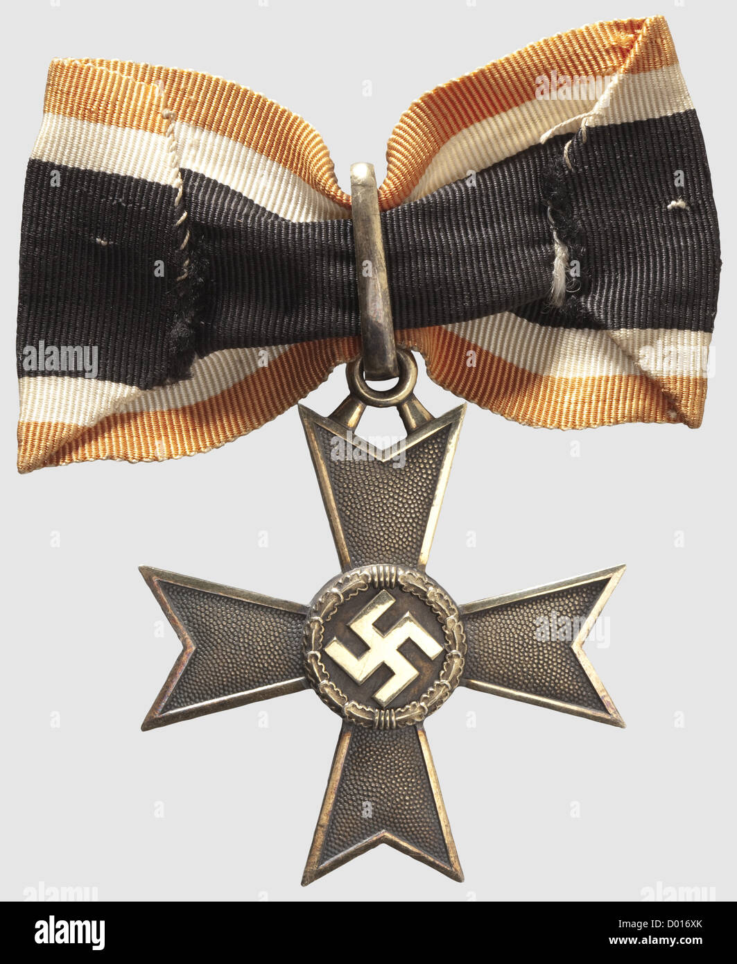 Ein Ritterkreuz des Kriegsverdienstkreuzes von 1939 in Gold, vergoldet Silber, die Kanten und die erhöhten Flächen poliert.glatter, geschlossener Aufhängring, der untere Querarm gestanzt '900' und '20' (für Zimmermann, Pforzheim).Typische flache, grob entgratete Zimmermann-Ausgabe.Abmessungen ca. 53 x 59.8 mm,Gewicht 30.5 g.mit einem Bandsegment ca. 80 mm Länge(nie 7.04.01).die Goldklasse wurde eingeführt 8. Juli 1944 und nur in sehr kleinen Stückzahlen produziert.Es sind nur zwei Selbsthingaben bekannt, die stattgefunden haben.Dieses Beispiel stammt aus dem von den Bestellungen versteckten Horthoard, Additional-Rights-Clearences-Not available Stockfoto