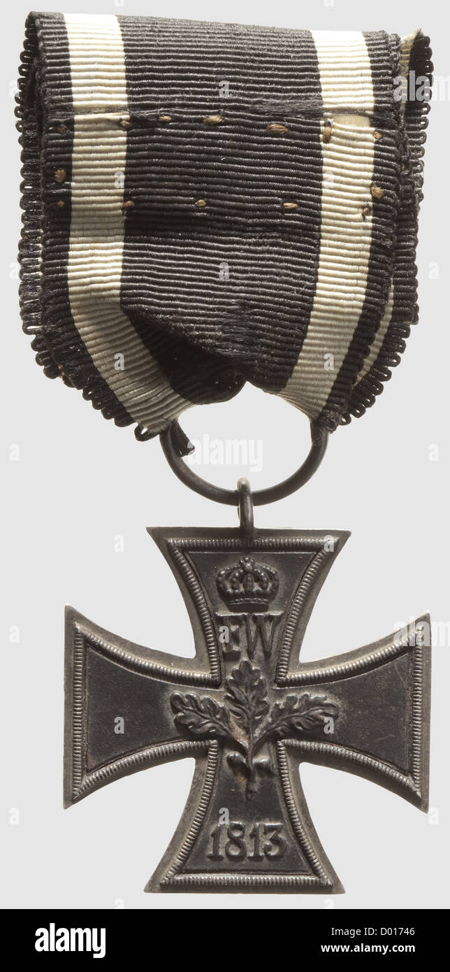Ein Eisenkreuz der 1813,2. Klasse, Variante mit massivem einteiligem Silberrahmen und eingesetzten Eisenplatten(?). Gewicht 20.68 g (ohne Ring), 39 x 39 mm, Kantenstärke 3 mm. Großer Aufhängring mit langem, altem Bandabschnitt, stellenweise gespalten. Mit einem Gutachten von D. Niemann. Enthalten ist eine Korrespondenz aus 57 Briefen (gebunden im Umschlag), die Leutnant Schiebler seinem Vater zur Kampagne 1813/14 (26. Januar 1813 bis 22. Juni 1814) vom Kaiser Franz Grenadier Regiment, ehemals dem pommerschen Grenadier Bataillon, mit handgeschriebenem Rang, Additional-Rights-Clearences-nicht verfügbar, geschrieben hat Stockfoto