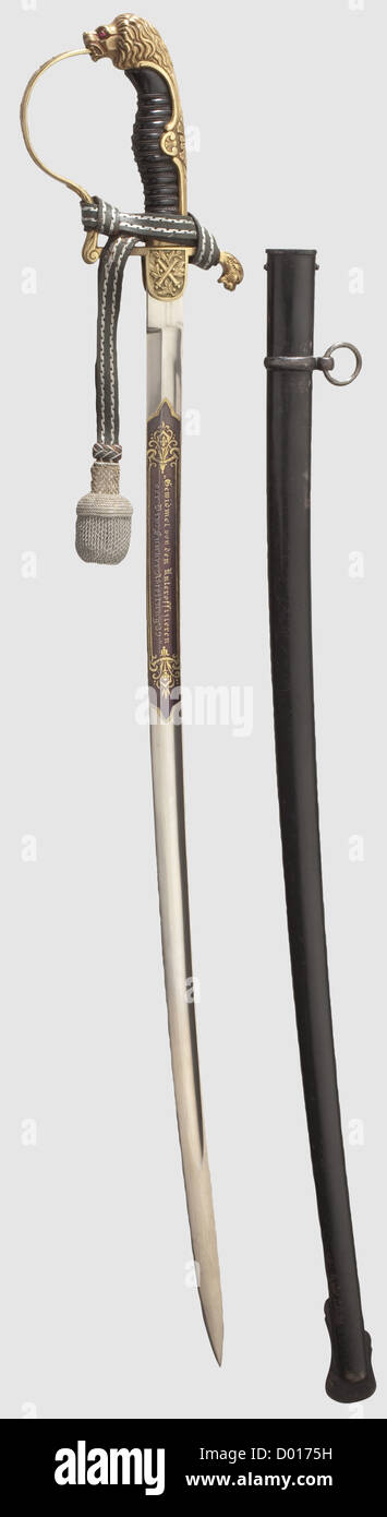 Löwenkopfsäbel für Offiziere mit Klingenwidmung und Portepee,kein Herstellerzeichen sehr schöne vernickelte Klinge ohne Herstellerzeichen.die Vorderseite mit gebläuter Tafel und vergoldeter Kartusche mit Inschrift 'gewidmet von den Unteroffizieren der Div.Funker Abteilung 39'(Quer.: Präsentiert von den NCOs der Divisorischen Radioabteilung 39).Knöchelbogen-Griff in reichem Relief mit gut erhaltenen Vergoldung, die Querruder langue mit gekreuzten Kanonenfässern, der Löwenkopf mit zwei eingelassenen roten Glasaugen.Schwarzer Kunststoffgriff mit Drahtfolie.Schwarzer lackierter Stahlscheide (einige Scra, Zusatzrechte-Clearenzen-nicht verfügbar Stockfoto