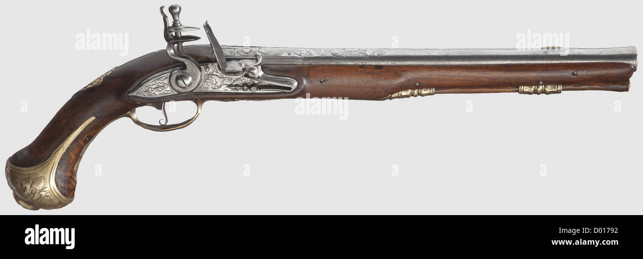 Eine holländische Feuersteinpistole, Johann Jacob Beer in Maastricht, um 1730. Glatte Bohrung im Kaliber 15 mm, die obere Seite geschnitten und graviert, die Laufrippe mit der Aufschrift 'I. I. Behr“. Flintlock mit floraler Gravur, die Kieferschraube ersetzt(?). Nussbaum voller Stock mit Relief Messing Möbel. Holzrammstab. Lager überarbeitet mit kleinen Ersatz, Metalloberflächen mit leichten Lochfraß an Stellen. Länge 48 cm, historisch, historisch, 18. Jahrhundert, zivile Handfeuerwaffen, Handfeuerwaffen, Waffen, Waffen, Waffen, Waffen, Waffen, Waffen, Objekt, Objekte, st, zusätzliche-Rechte-Clearences-nicht verfügbar Stockfoto