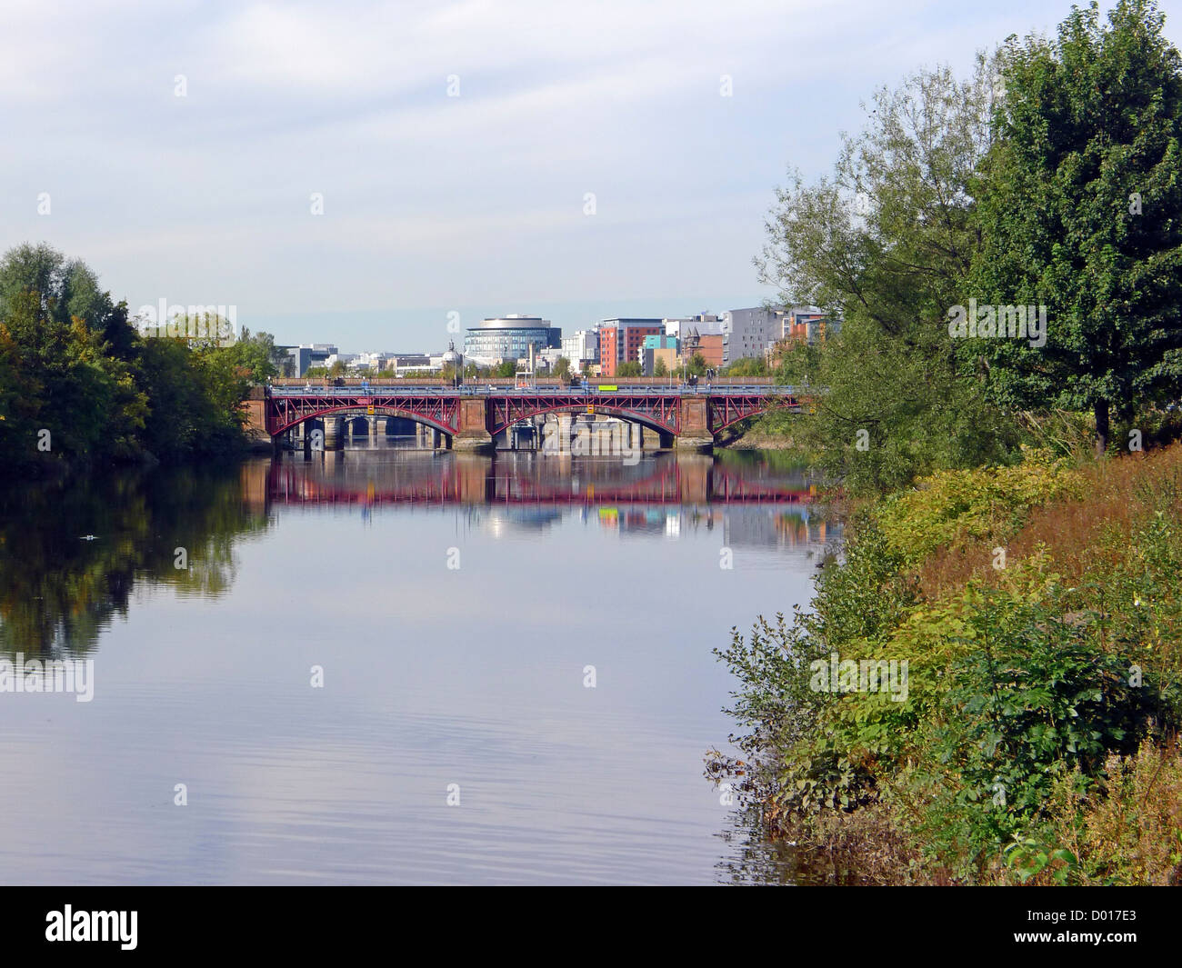 Die Gezeiten Weir und Rohr-Brücke über den River Clyde bei Glasgow Green in Glasgow Schottland Stockfoto