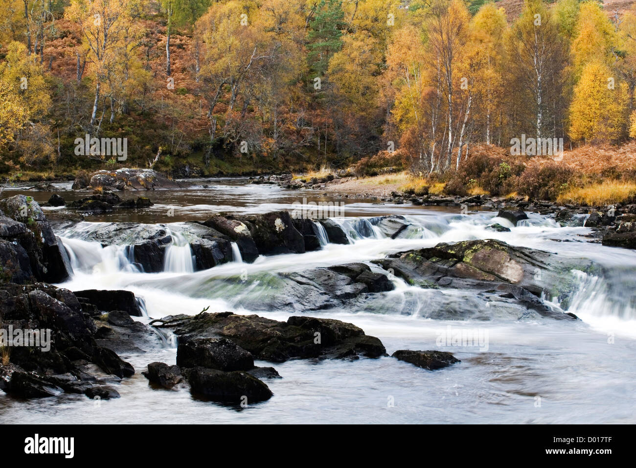 Der Fluss Affric im Herbst. Stockfoto