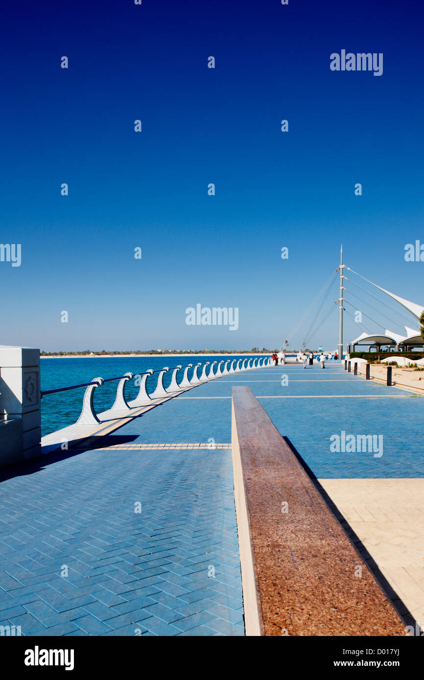 Der Abu Dhabi Corniche wird flankiert von einer schönen promenade Stockfoto