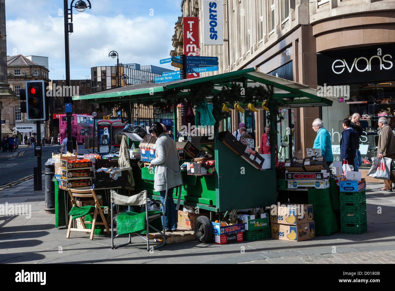 Greengrocery Marktstand, Stadtzentrum von Newcastle Upon Tyne, UK Stockfoto