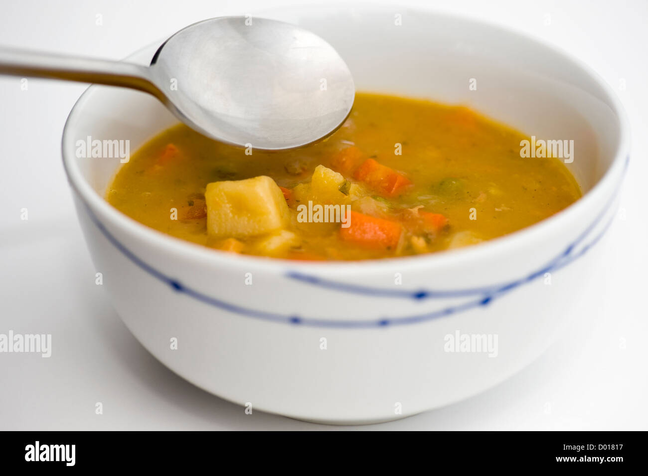 Hühnersuppe mit Löffel Stockfoto