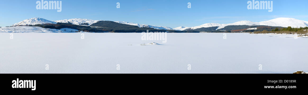 Clatteringshaw Loch, eingefroren und in Winterschnee bedeckt, Dumfries & Galloway, Schottland Stockfoto