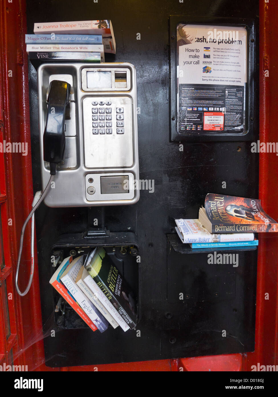 Telefonzelle in Bawdeswell, Norfolk, England, die jetzt als eine Bibliothek verwendet wird. Stockfoto