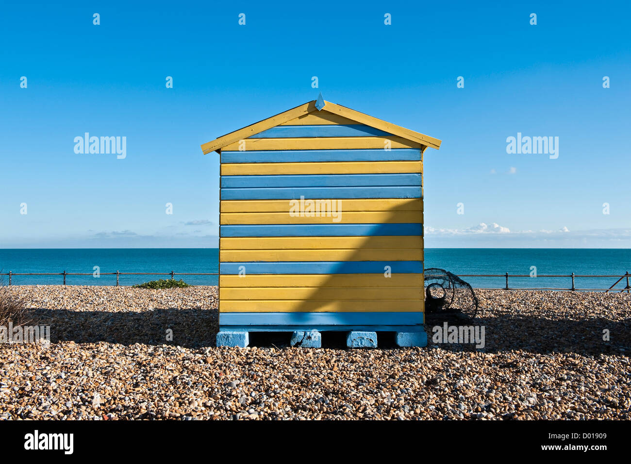 Eine farbenfrohe, blau-gelbe Strandhütte in Kingsdown, nahe Deal, Kent, Großbritannien Stockfoto