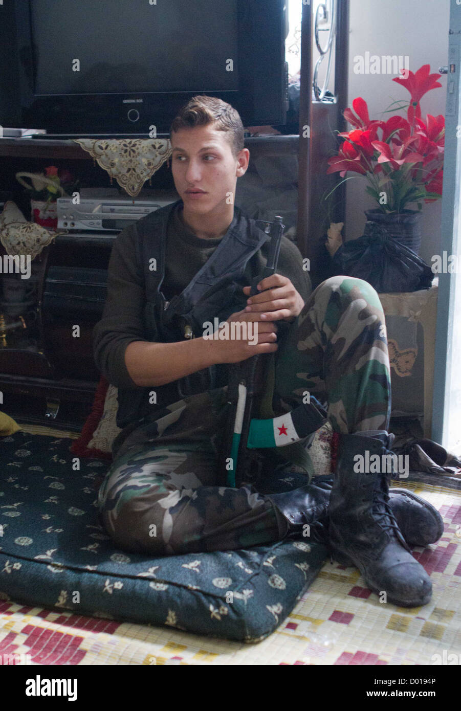 16 Jahre alte freie syrische Armee Kämpfer in einen sicheren Unterschlupf in der Nähe der Frontlinie in Karm Al Jabal sitzt. Stockfoto