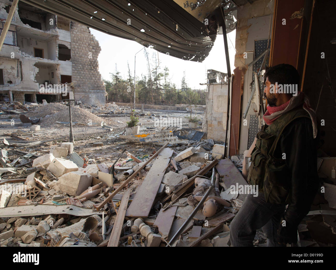 1. November 2012 - Aleppo, Syrien: Freie Syrische Armee Kämpfer schaut, Zerstörungen und ein Scharfschützen-Linie des Feuers. Stockfoto