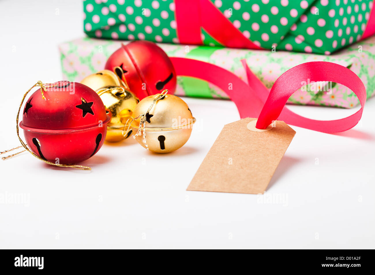 Verpackte Weihnachtsgeschenke mit leeren Tag und Christbaumkugel Dekorationen Stockfoto