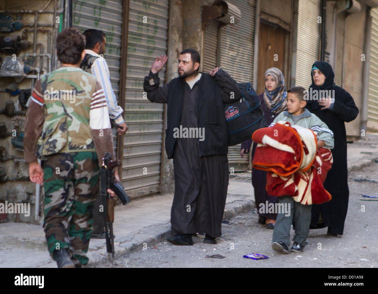 Aleppo, Syrien: Menschen kehrten in die Eid Al Adha Urlaub um ihr Hab und gut in der Nähe der Frontlinie in Karm Al Jab zu sammeln Stockfoto