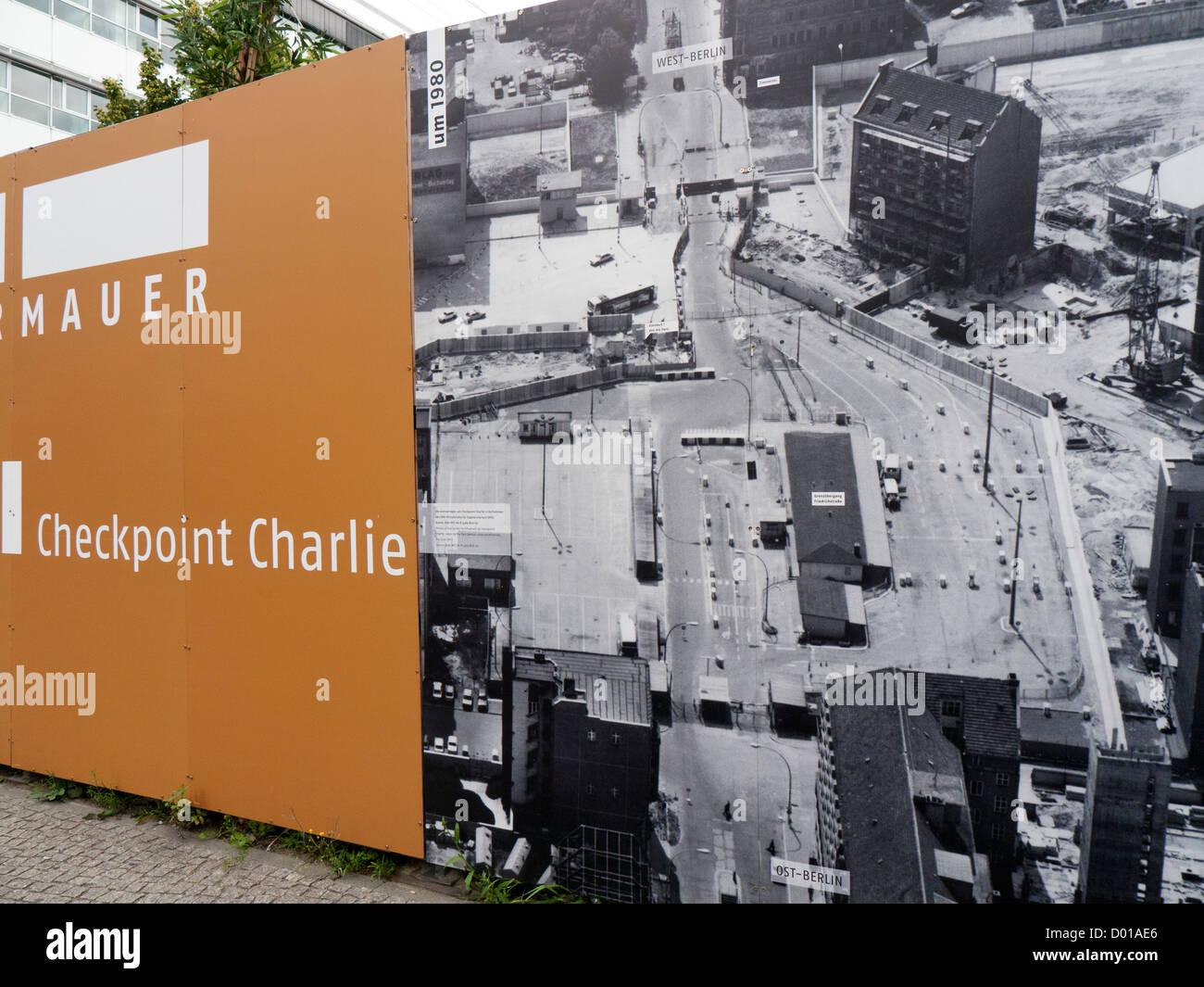 Eine Anzeige auf dem Gelände des Checkpoint Charlie zeigt den ehemaligen Grenzübergang zwischen Ost und West Berlin Deutschland Stockfoto
