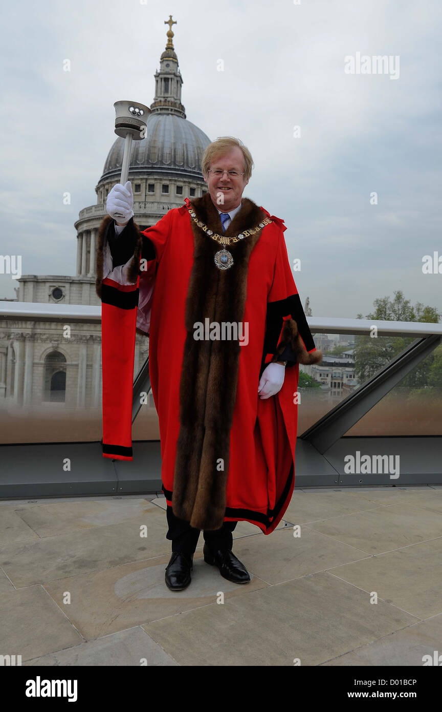 David Wootton Lord Mayor der City of London hält die 1948 Olympische Fackel vor dem Hintergrund der St Pauls Cathedral Stockfoto