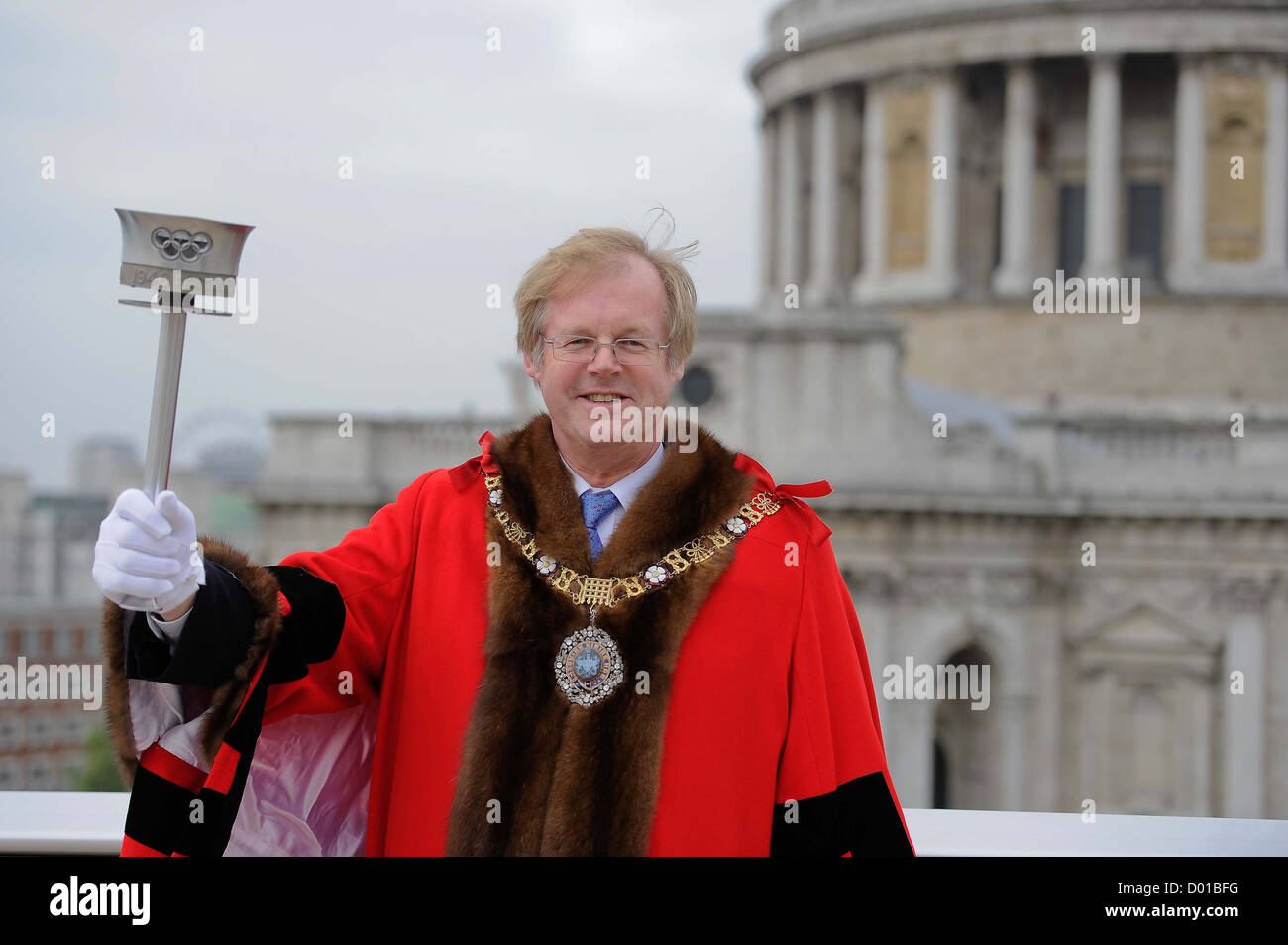 David Wootton Lord Mayor der City of London hält die 1948 Olympische Fackel vor dem Hintergrund der St Pauls Cathedral Stockfoto