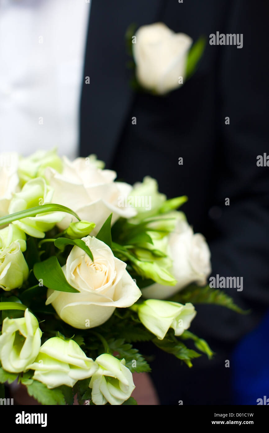 Bräutigam hält Brautstrauß hautnah Stockfoto