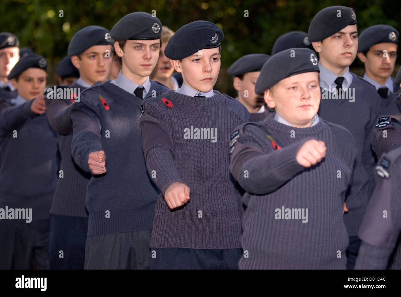 Mitglieder der Air Training Corps Marching auf das Gedenken Sonntag, Haslemere, Surrey, Großbritannien. 11.11.2012. Stockfoto