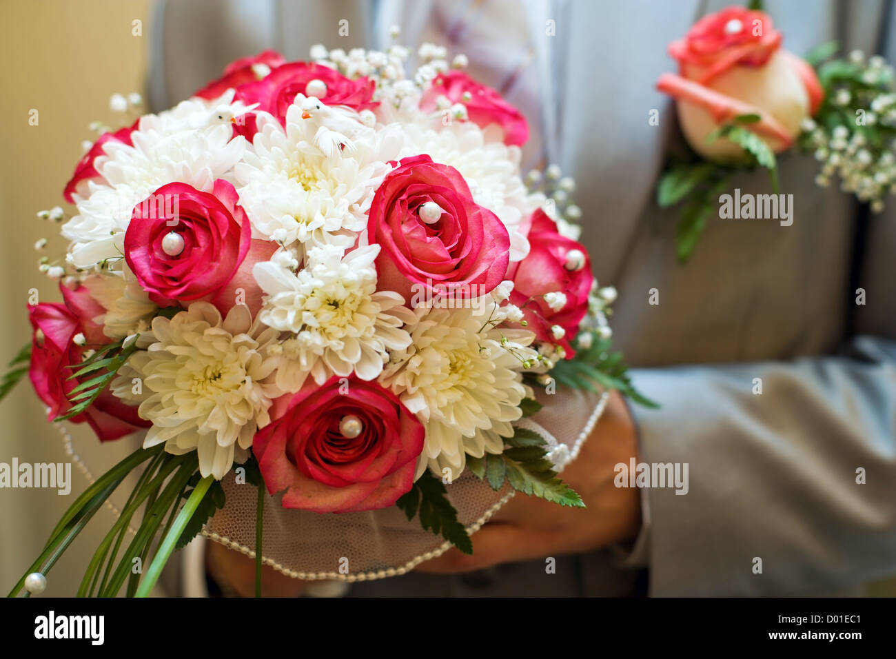 Bräutigam hält Brautstrauß hautnah Stockfoto