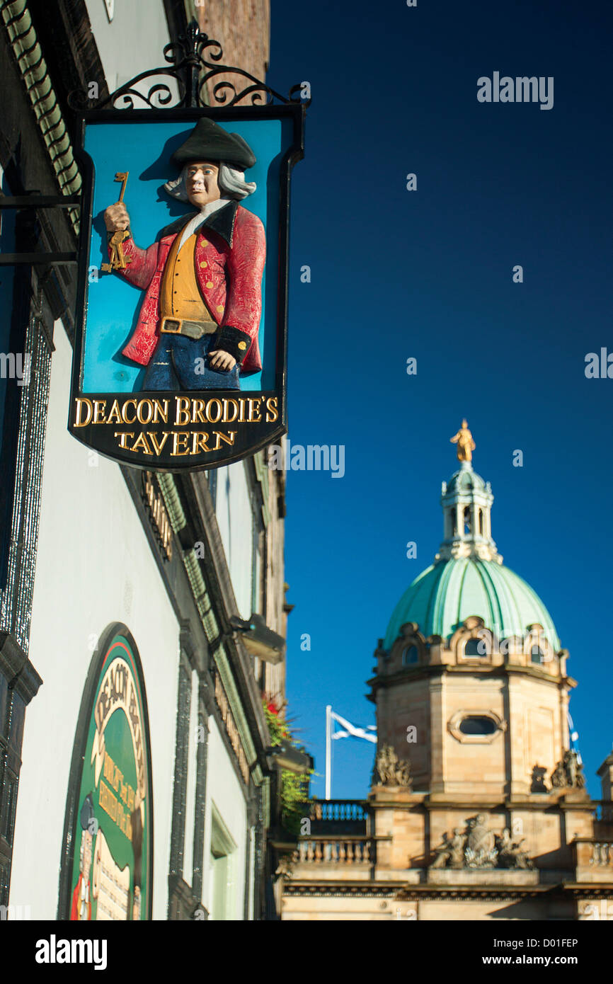 Deacon Brodie Tavern, einer Gastwirtschaft auf der Royal Mile, Edinburgh Stockfoto