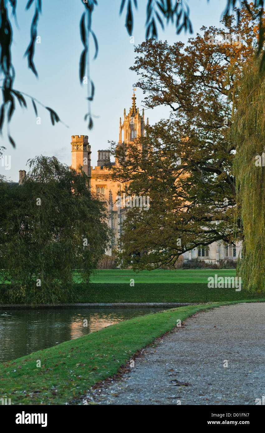 Einen warmen Sonnenuntergang fallen auf die Spitze des Trinity College in Cambridge. Das Bild zeigt die Rückseite des Kollegiums und den nahe gelegenen Fluss Cam. Stockfoto