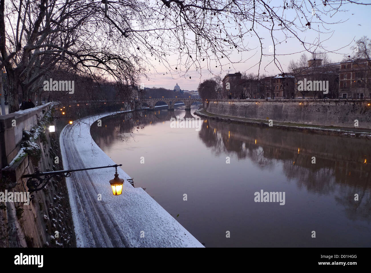 Blick auf den Fluss Tiber mit Schnee in Rom Stockfoto