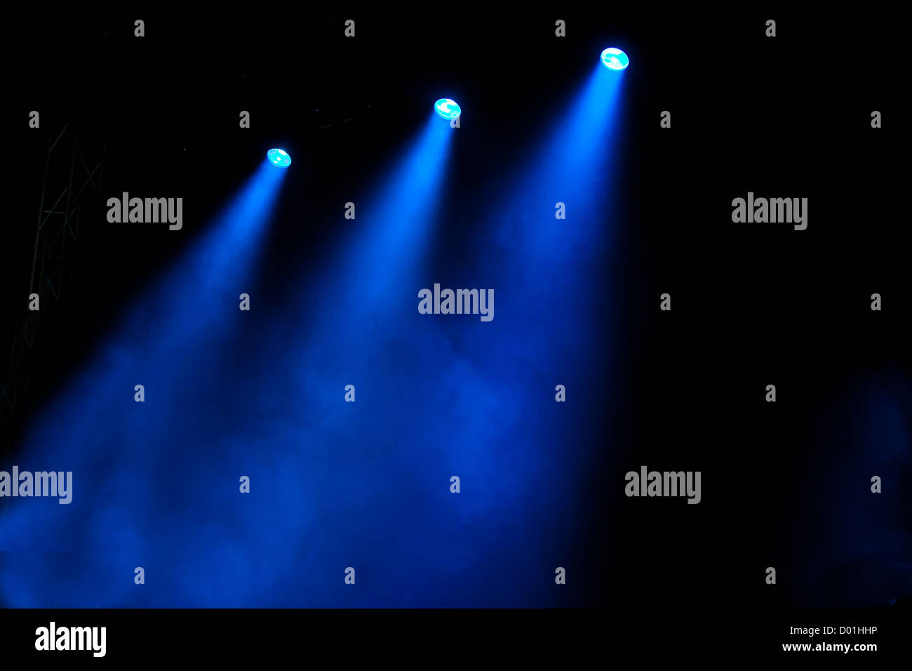 Wellen von farbigen farbige Beleuchtung glänzen durch atmosphärische Rauch in dramatischer Weise eine leere Bühne mit Licht Stockfoto