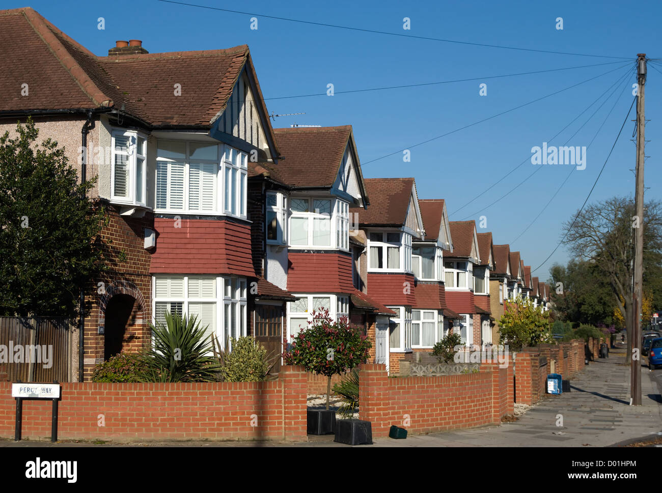Reihe von Doppelhaus Häuser mit Erker auf einer Straße in Whitton Middlesex, england Stockfoto