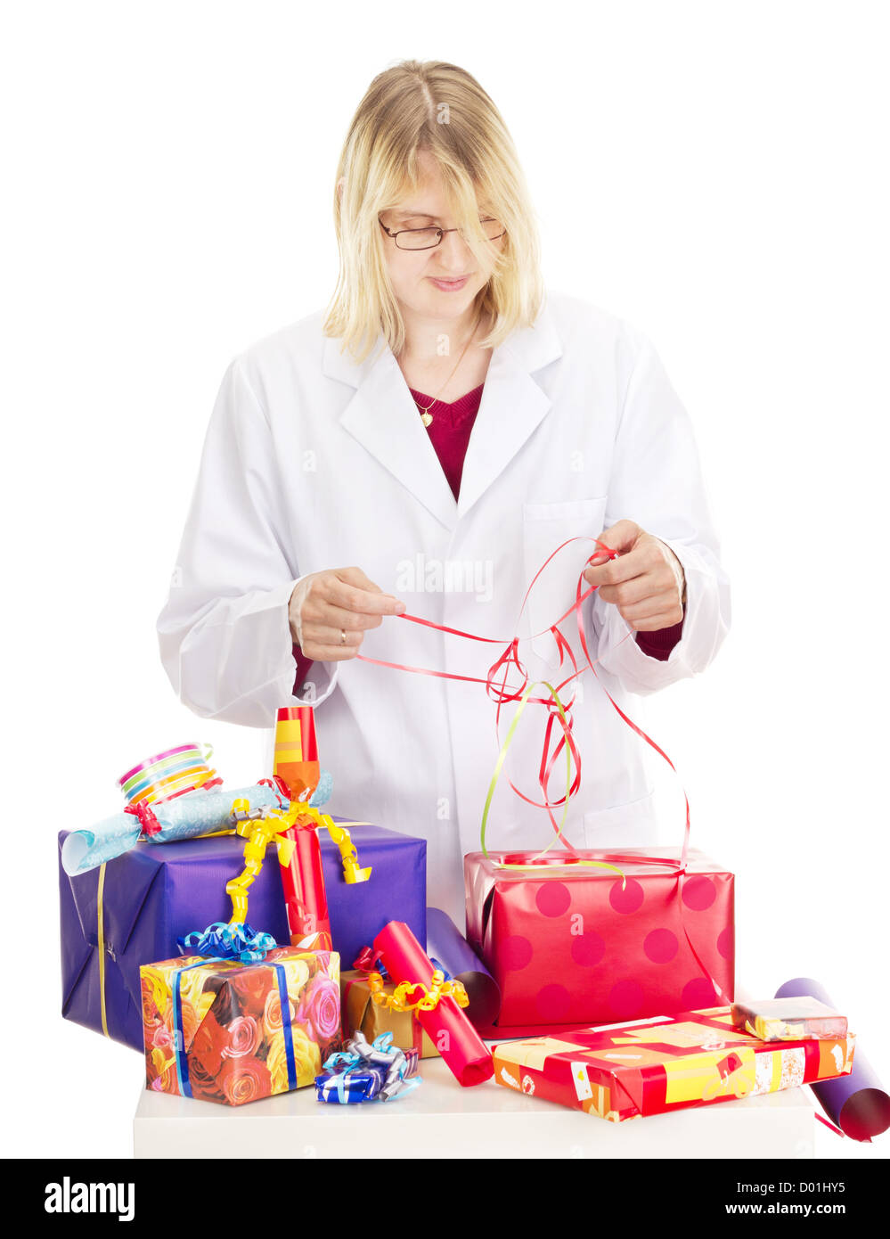 Person, die einige bunte Geschenke Verpacken Stockfoto