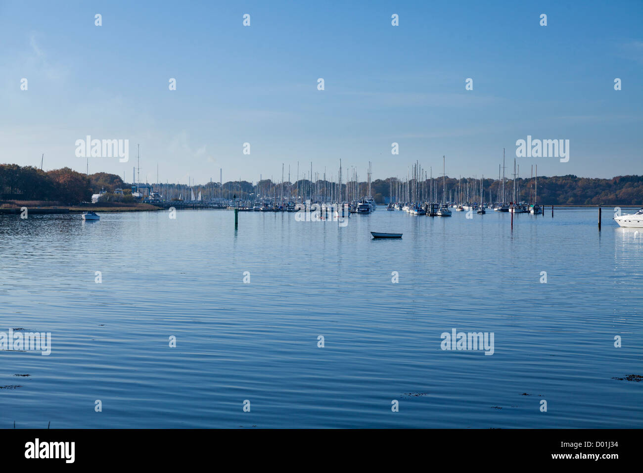 Ankern Yachten auf den Fluss Hamble am unteren Swanwick an einem knackigen sonnigen Wintertag Stockfoto