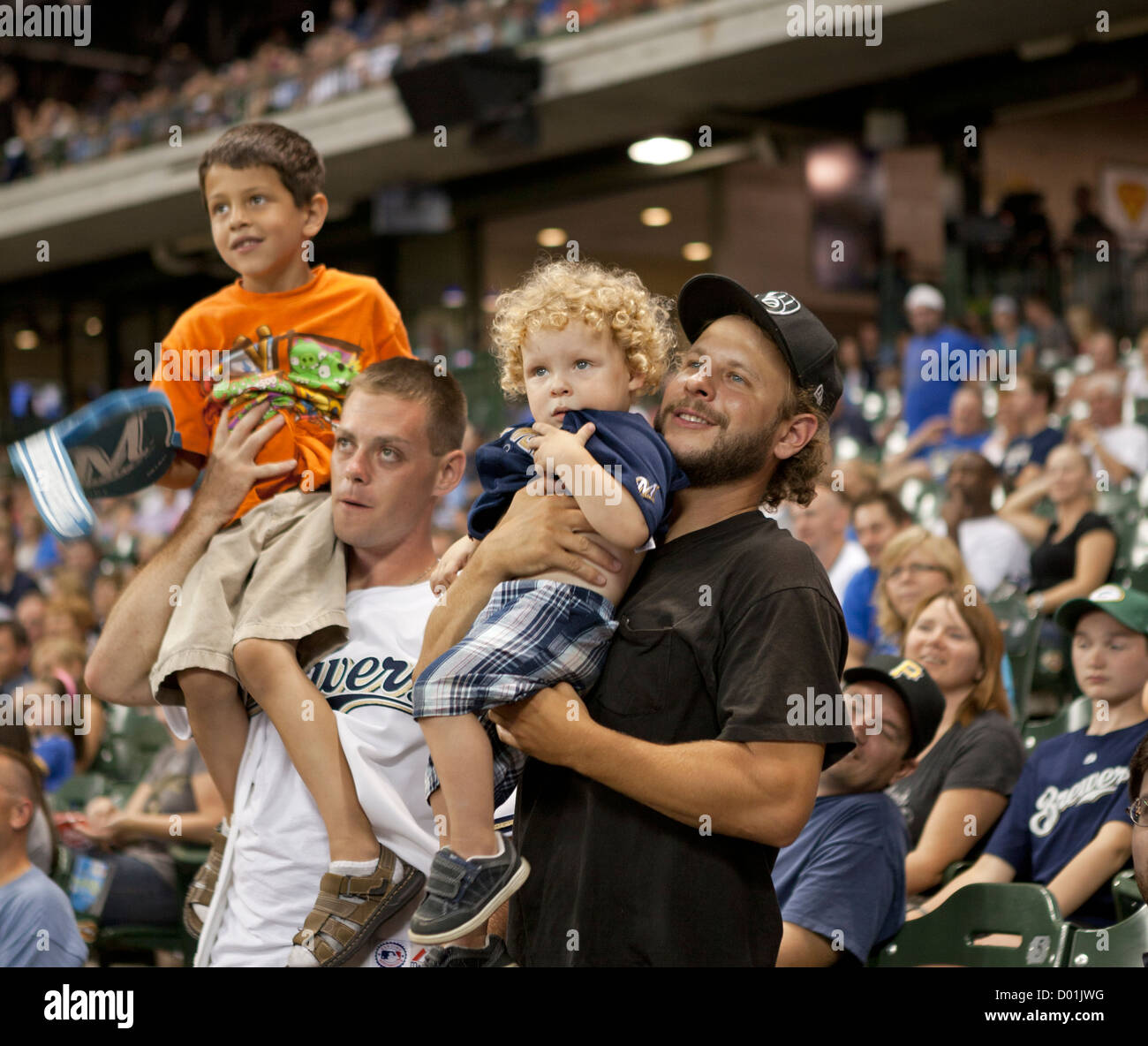 Milwaukee Brewers Fans halten ihre Kinder für eine bessere Sicht. Stockfoto