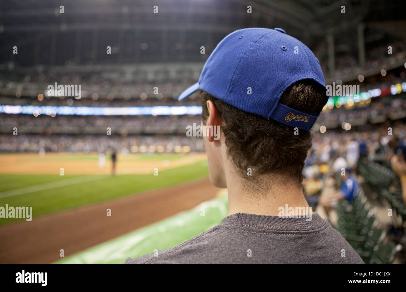 Ein einsamer Milwaukee Brewers Baseball-Fan einen Überblick über das Feld zwischen Innings. Stockfoto