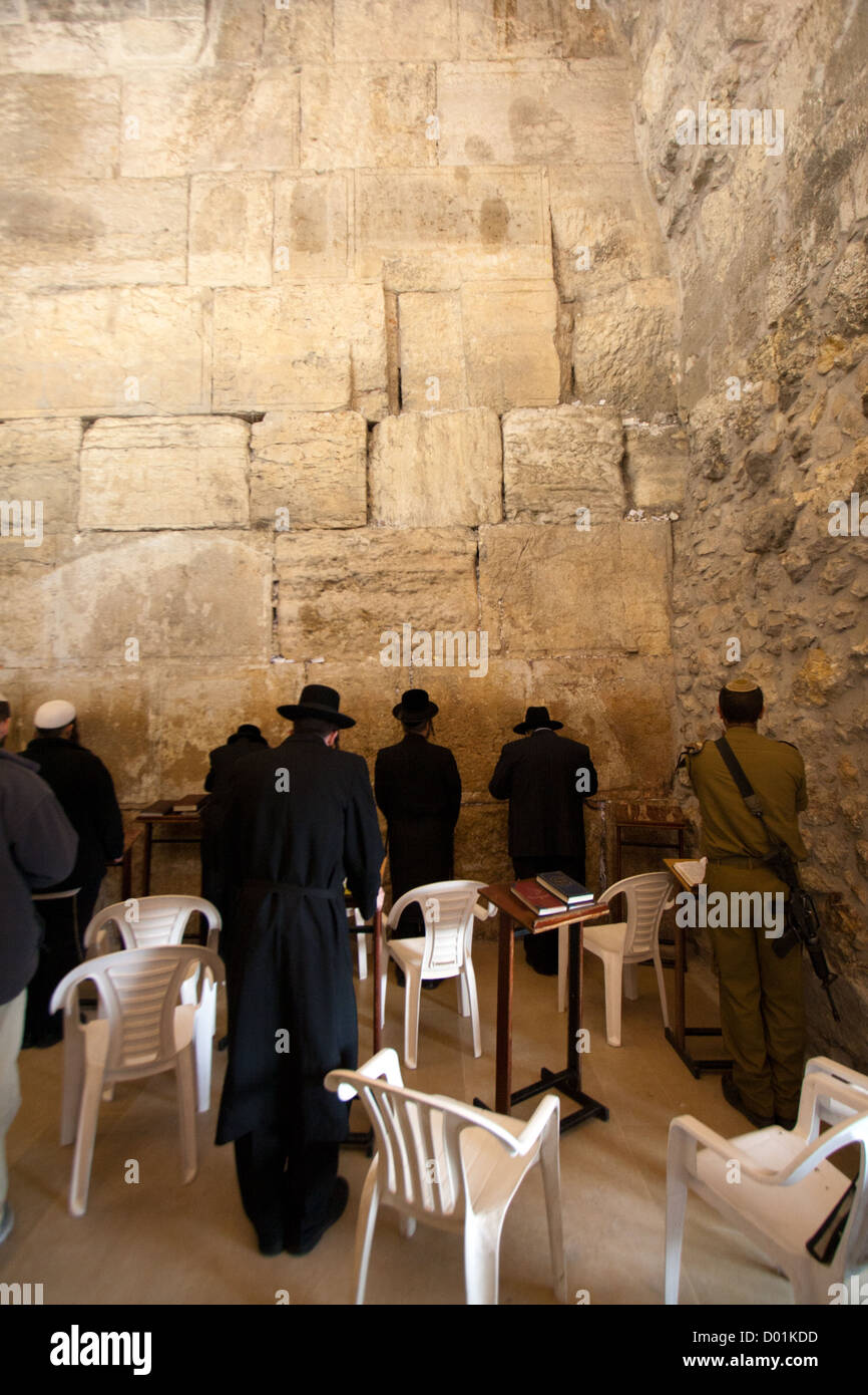 Juden beten in den Tunnel von der Klagemauer, Jerusalem, Israel Stockfoto
