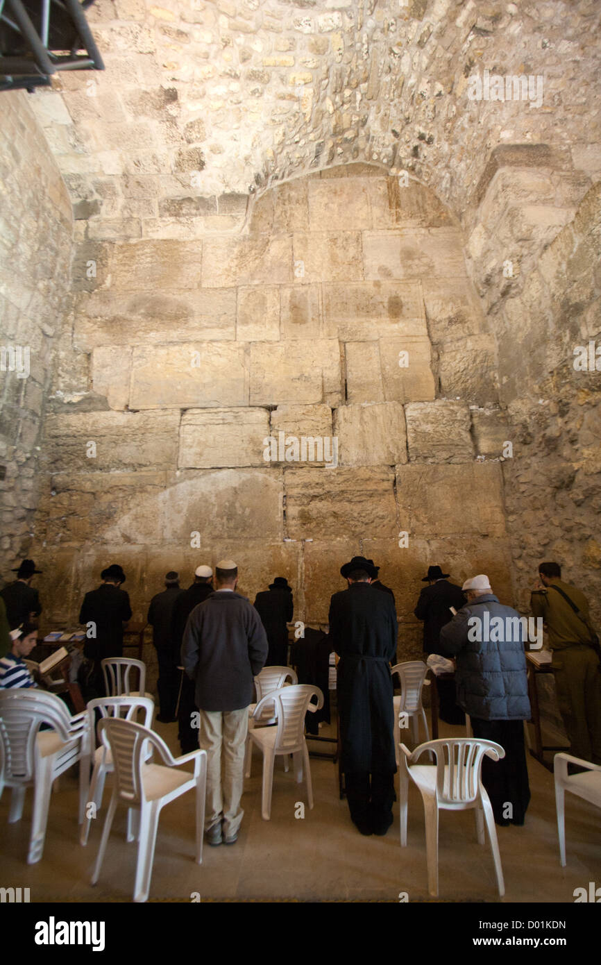 Juden beten in den Tunnel von der Klagemauer, Jerusalem, Israel Stockfoto