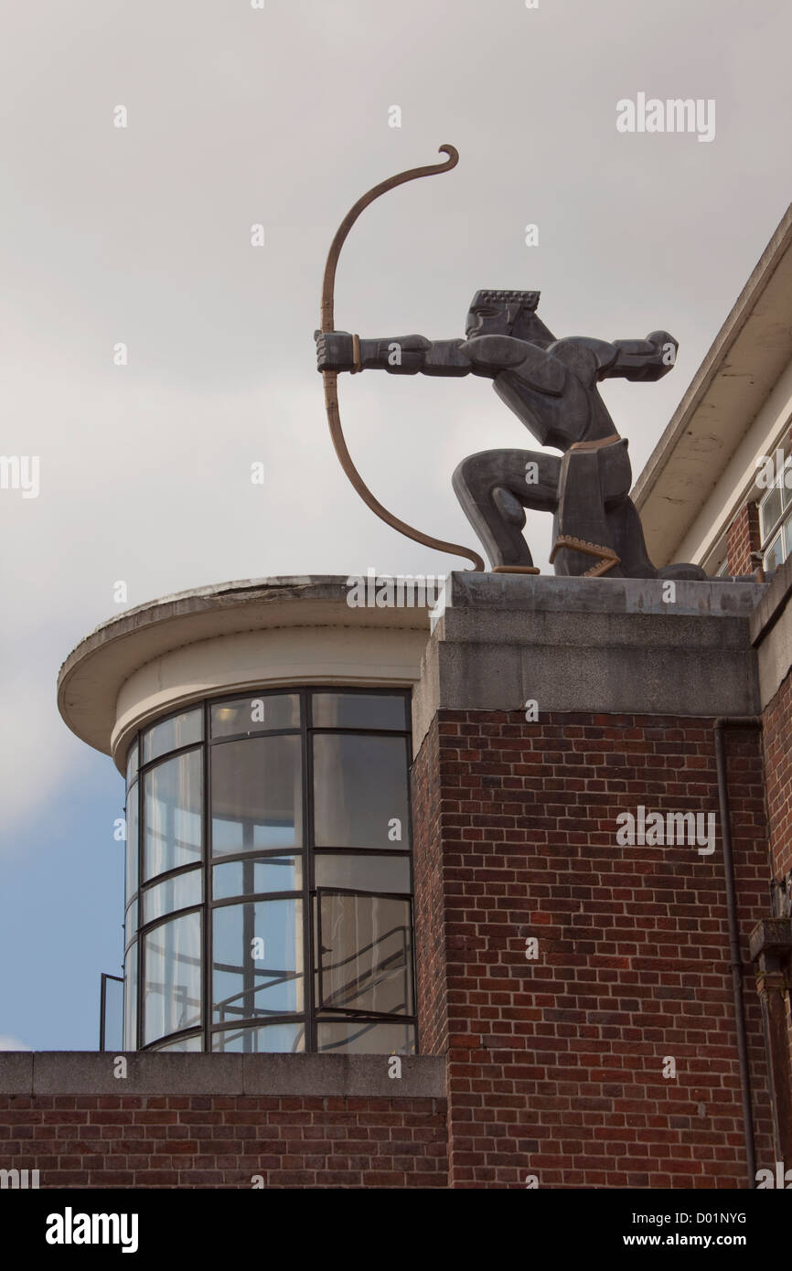 East Finchley u-Bahnstation und Statue von der Bogenschütze Stockfoto