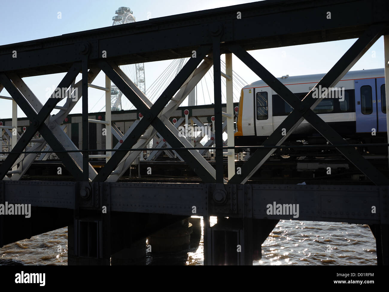 Anzeigen von Hungerford Fußgängerbrücke Hungerford Eisenbahnbrücke und Reisen über zu trainieren. Stockfoto
