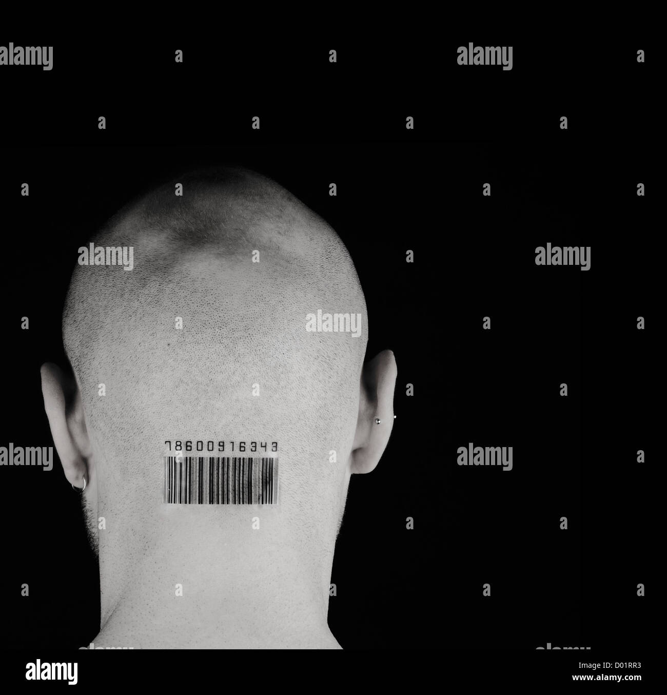 Mann mit Barcode am Kopf vor schwarzem Hintergrund Stockfoto